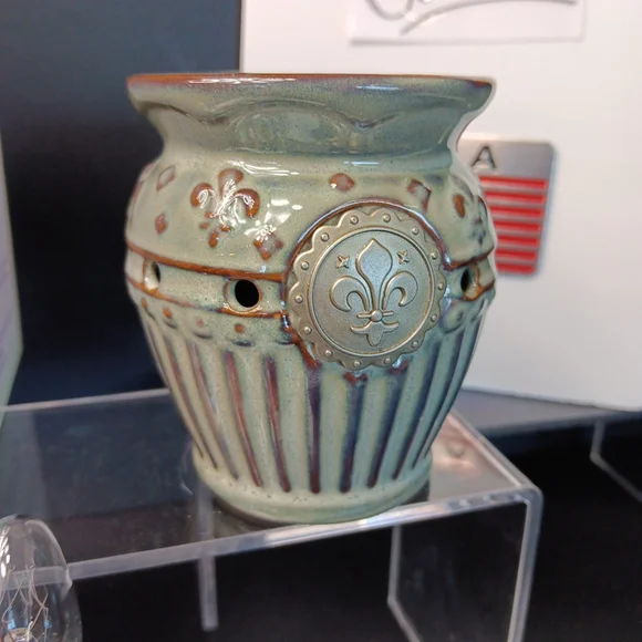 SCENTSY Warmer CHARLEMAGNE Plug-In Warmer Retired Blue/Brown Artisan/Used BOX CN - Picture 9 of 16